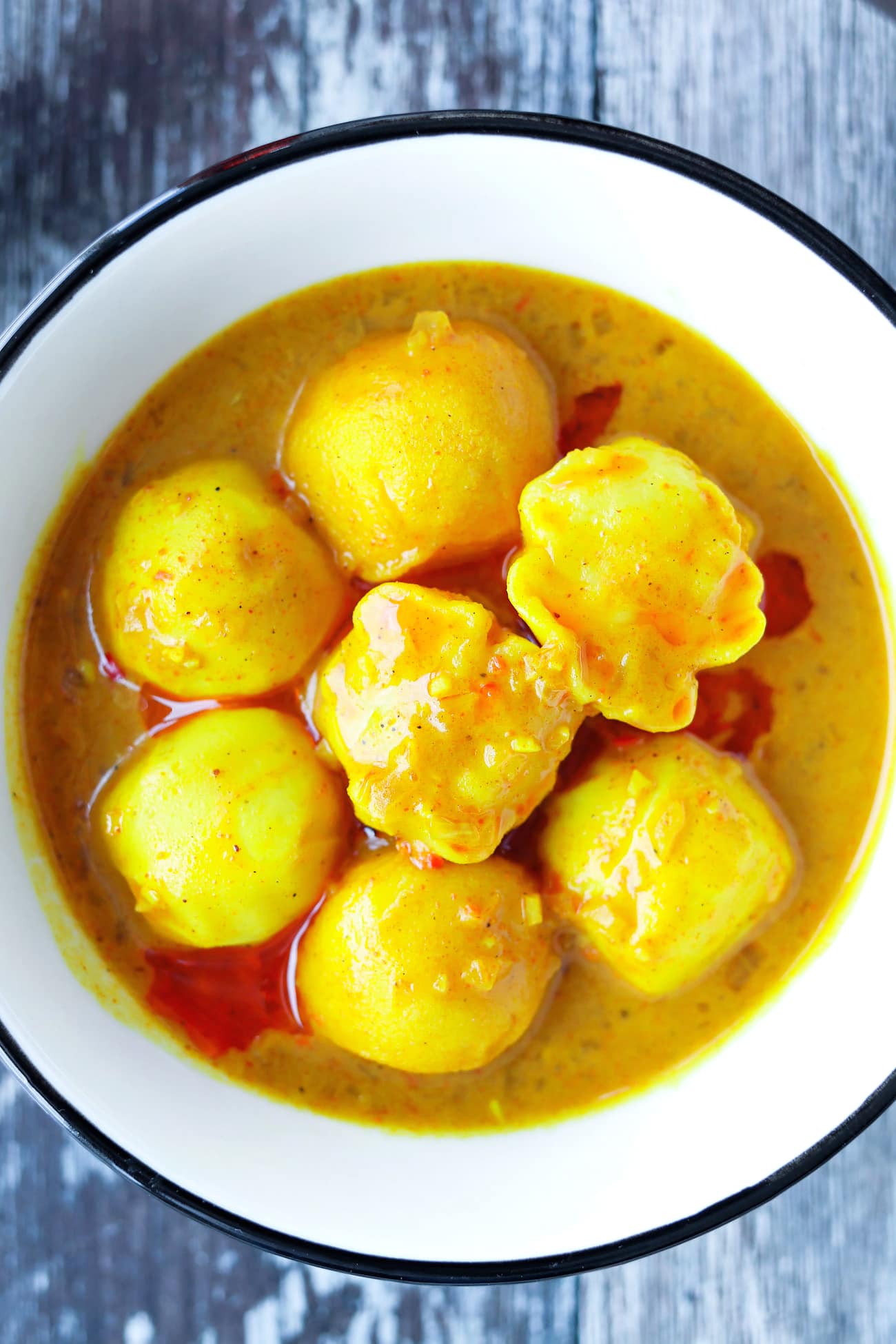 https://thatspicychick.com/wp-content/uploads/2021/09/Hong-Kong-Curry-Fish-Balls-top-view-in-bowl.jpg