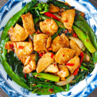 Top view of plate with chicken and Chinese vegetables stir-fry.