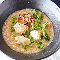 Front view of bowl and pot with congee. Text overlay "Thai Rice Porridge with Chicken Meatballs" and "thatspicychick.com".