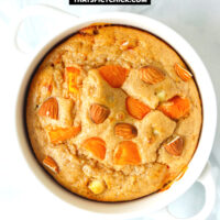 Apricot baked oats in a ramekin. Text overlay "Apricot Almond Baked Oats" and "thatspicychick.com".