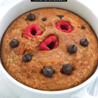Baked oats front view in ramekin with handles. Text overlay "Espresso Chocolate Chip Baked Oats" and "thatspicychick.com".