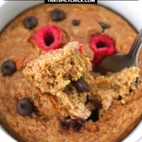 Spoon with a bite of baked oats in a ramekin to show inside. Text overlay "Espresso Chocolate Chip Baked Oats" and "thatspicychick.com".