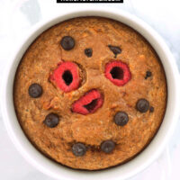 Top view of baked oats in a ramekin with handles. Text overlay "Espresso Chocolate Chip Baked Oats" and "thatspicychick.com".