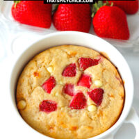 Front view of ramekin with baked oats and strawberries behind. Text overlay "Strawberry Cheesecake Baked Oats" and "thatspicychick.com".