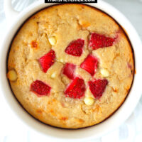 Top view of baked oats in a white ramekin with handles. Text overlay "Strawberry Cheesecake Baked Oats" and "thatspicychick.com".
