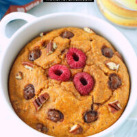 Front view of pumpkin spice baked oatmeal in a ramekin. Text overlay "Pumpkin Baked Oats", "Single Serving + High Protein", and "thatspicychick.com".