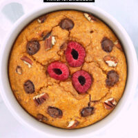 Top view of pumpkin baked oatmeal in a white ramekin. Text overlay "Pumpkin Baked Oats", "Single Serving + High Protein", and "thatspicychick.com".
