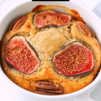Closeup front view of ramekin with baked oats with figs. Text overlay "Almond Butter Baked Oats with Fresh Figs" and "thatspicychick.com".
