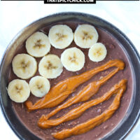 Chocolate overnight oats topped with banana and peanut butter. Text overlay "Chocolate Peanut Butter Banana Overnight Oats" and "thatspicychick.com".
