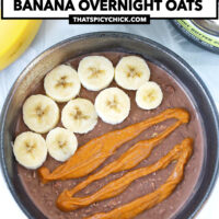Chocolate overnight oats topped with banana slices and peanut butter drizzle. Text overlay "Chocolate Peanut Butter Banana Overnight Oats" and "thatspicychick.com".