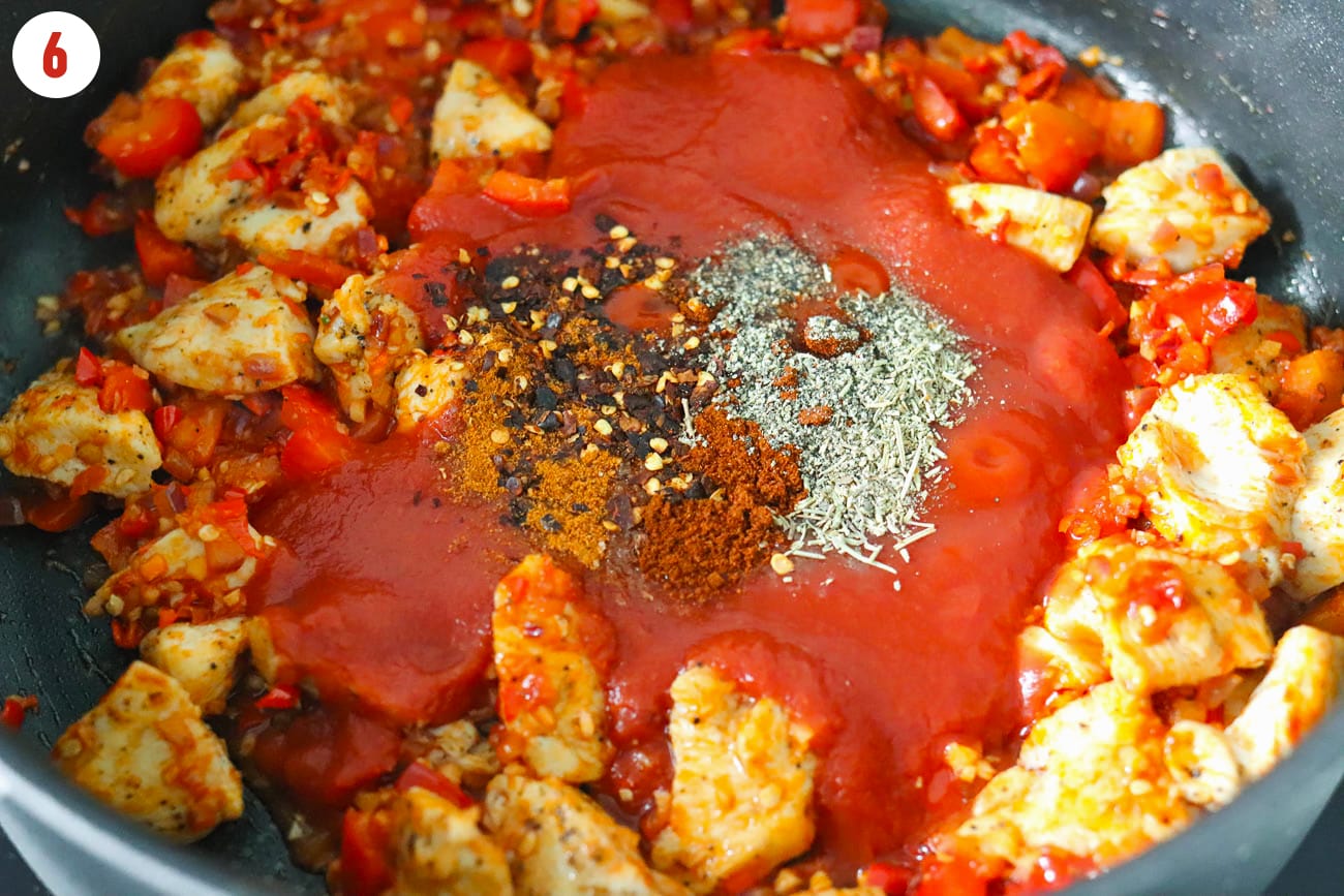 Spicy Chicken and Bacon Tomato Pasta - That Spicy Chick