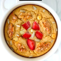Lemon baked oats in a ramekin. Text overlay "Lemon Curd Baked Oats with Strawberries" and "thatspicychick.com".