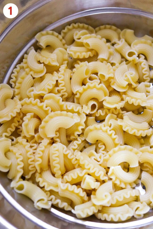 Cooked and drained Galletti n°44 pasta in a colander.